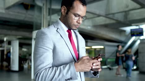 Focused-businessman-using-smartphone